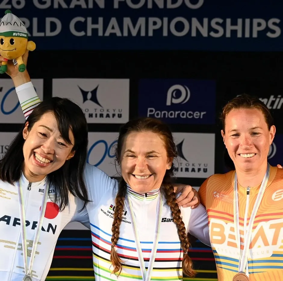 Alina Myłka w tęczowej koszulce na najwyższym stopniu podium Gran Fondo w Niseko