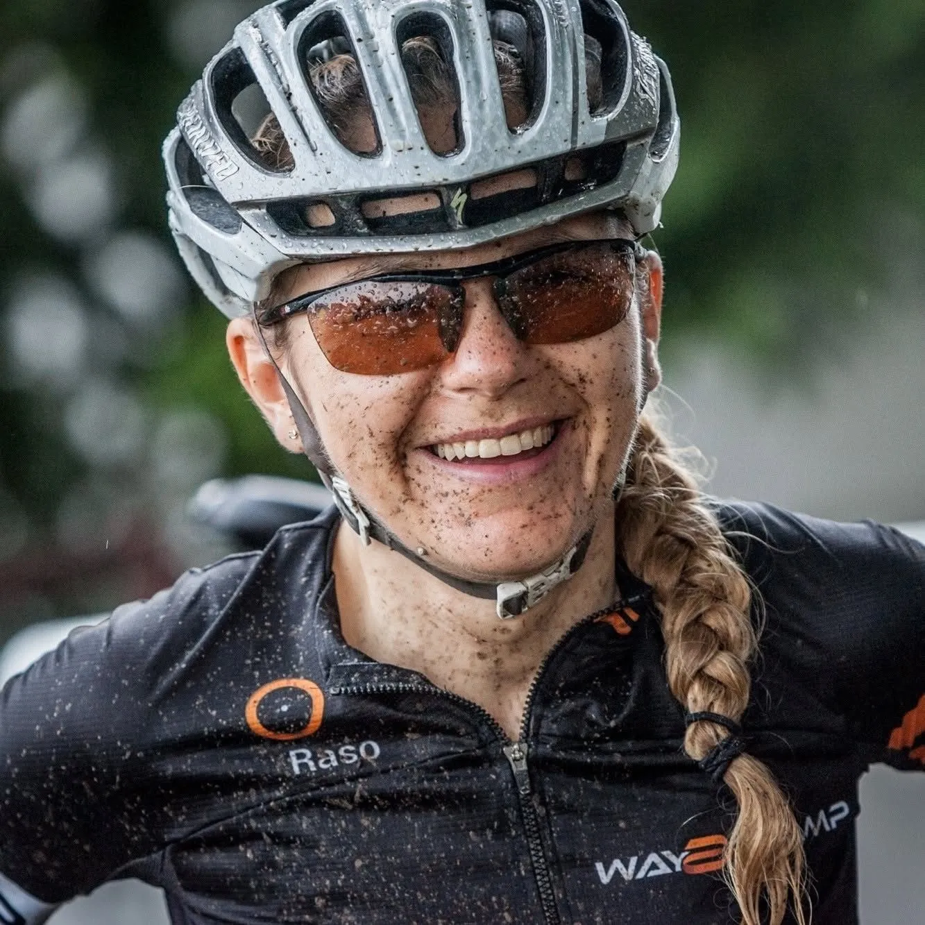Uśmiechnięta i ubłocona Alina Myłka na Sudety MTB Challenge